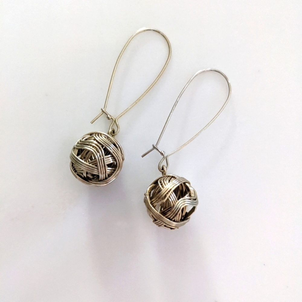 🎊3/$20 SALE🎊 Gold Tone Wire Ball Drop Earrings